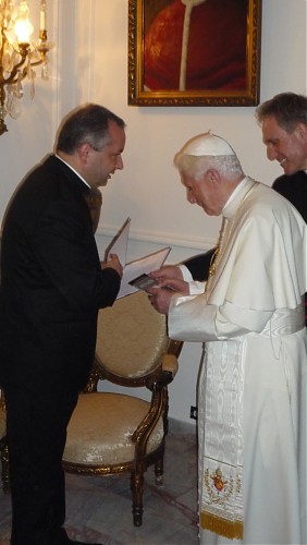 Papież Benedykt XVI i książka ”Przyjaźń” Wydawnictwa PETRUS