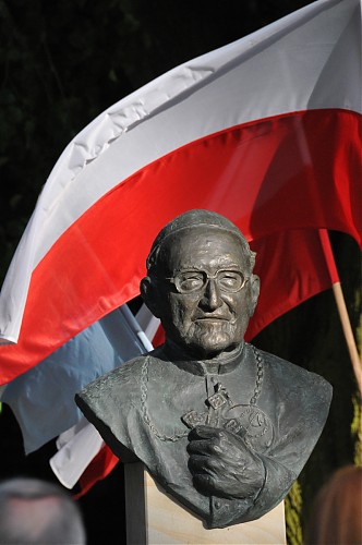 Pomnik bp. Albina Małysiaka w krakowskim Parku Jordana