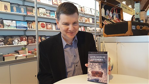 Spotkanie z Robertem Rynkowskim, autorem powieści ”Szyfr, muzeum i sykomora...”, połączone z podpisywaniem książki