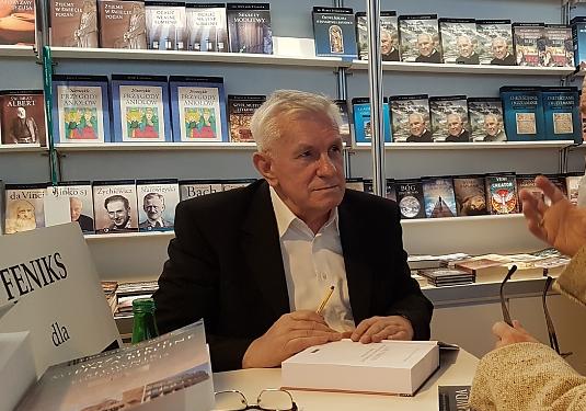 ks. Czesław Bosak, autor popularnych leksykonów gościem stoiska Wydawnictwa PETRUS